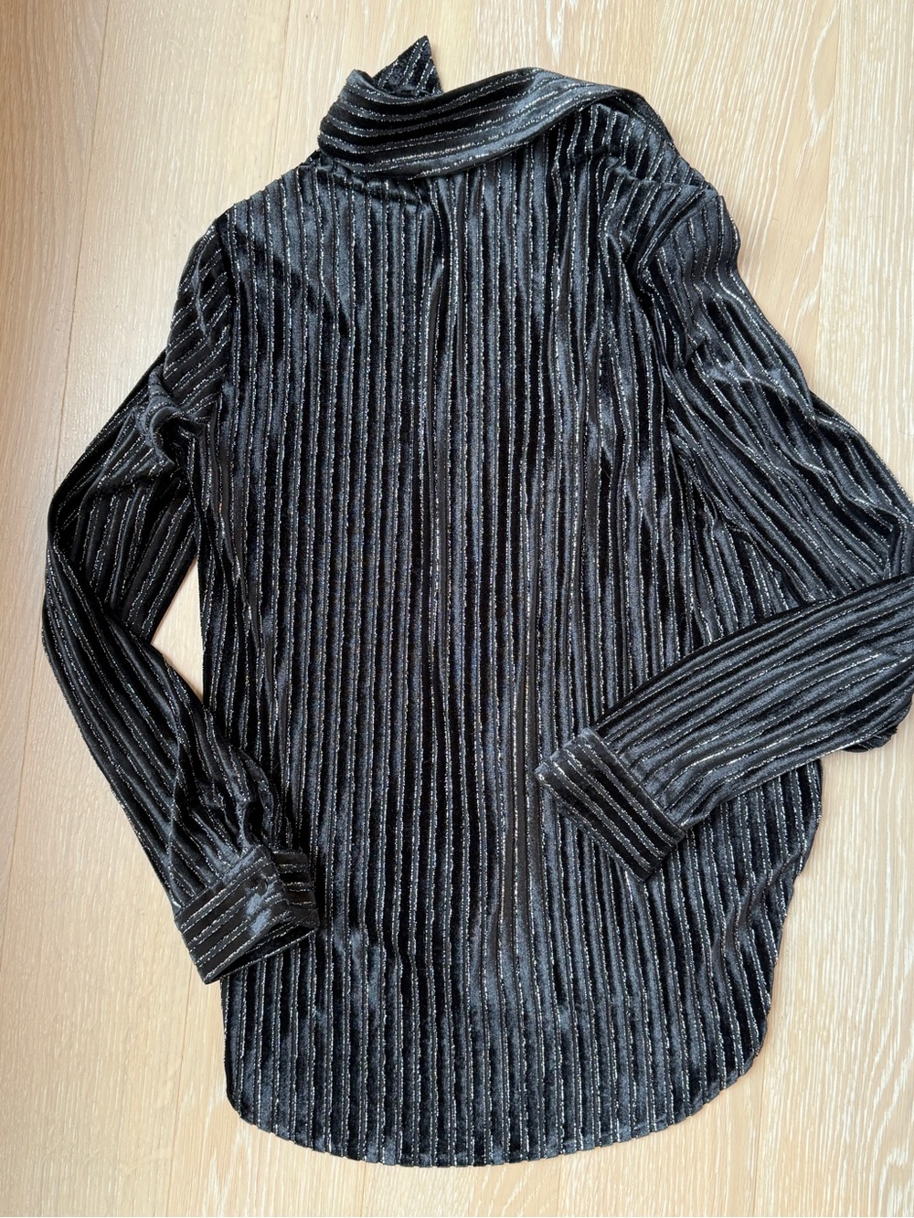 L'AGENCE Laurent Black Velvet Burnout Stripe Blouse size Medium New without tag - Picture 9 of 9